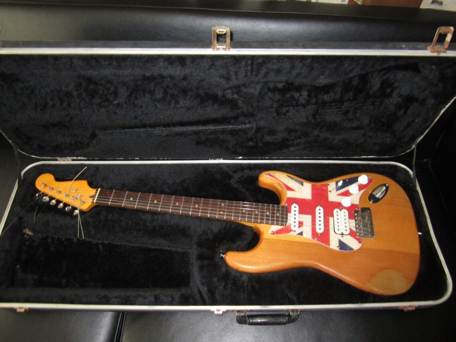 Vintage Stratocaster Guitar With Hard Case 80's Relic